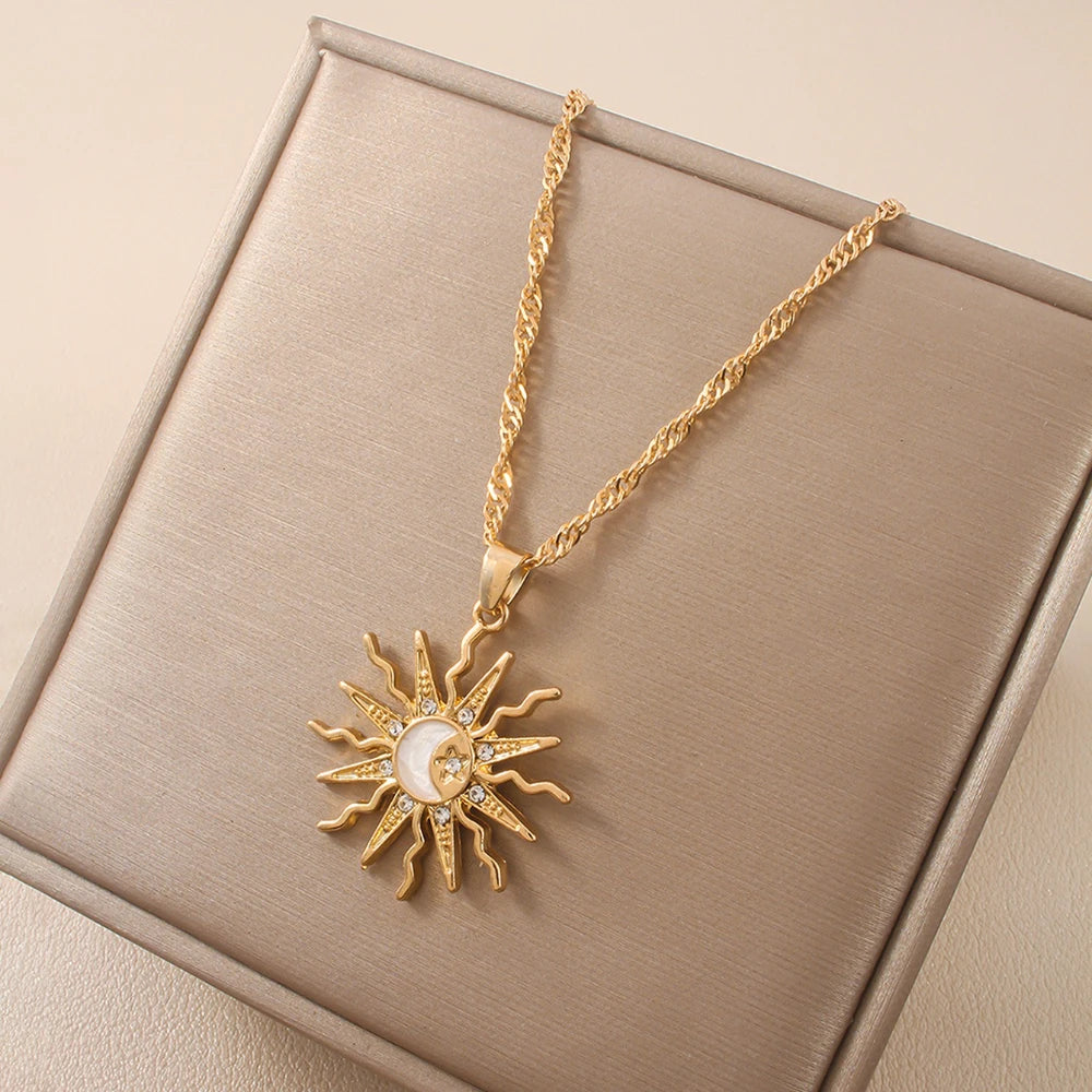Collar dorado con colgante de sol radiante y luna con circonitas