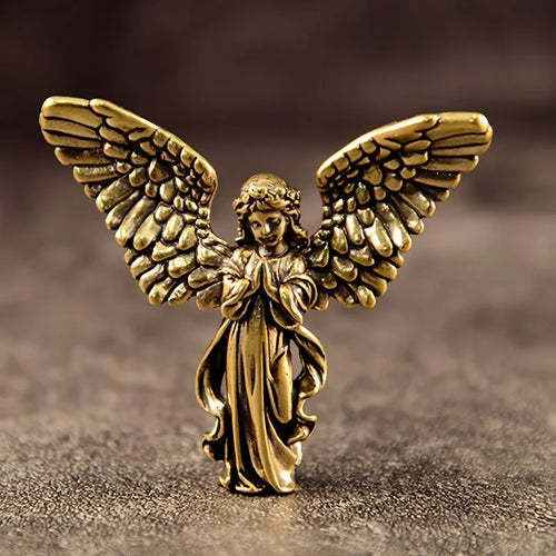 Figura de ángel de latón con alas abiertas y manos unidas en oración