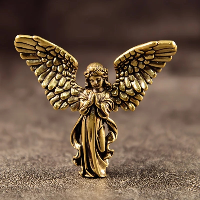 Figura de ángel de latón incluida en el Kit Amor Propio