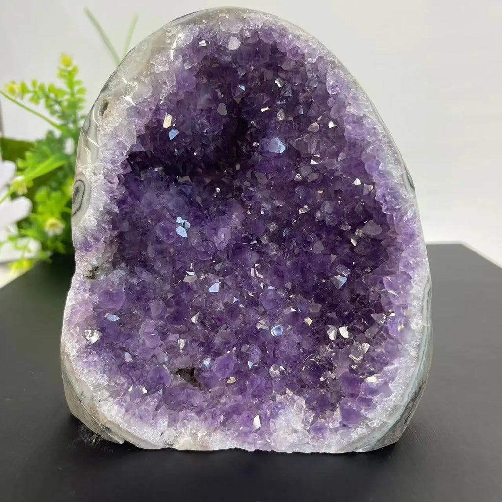 Geoda de amatista natural con cristales violeta en su interior