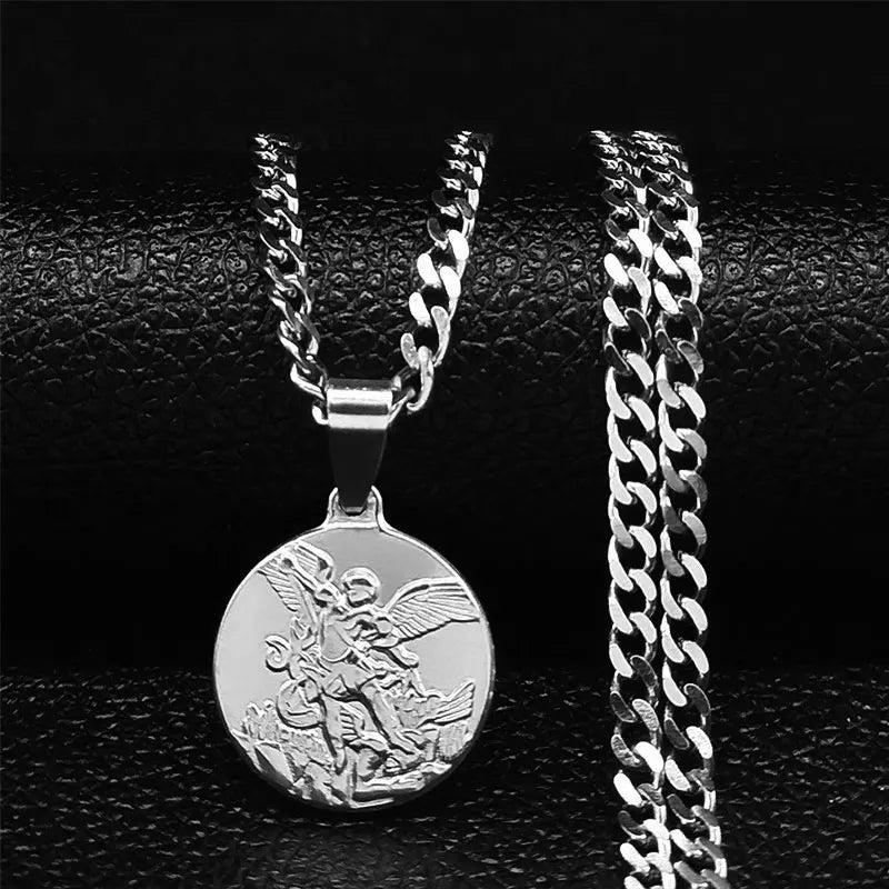 Collar de cadena de eslabones con medalla del arcángel San Miguel
