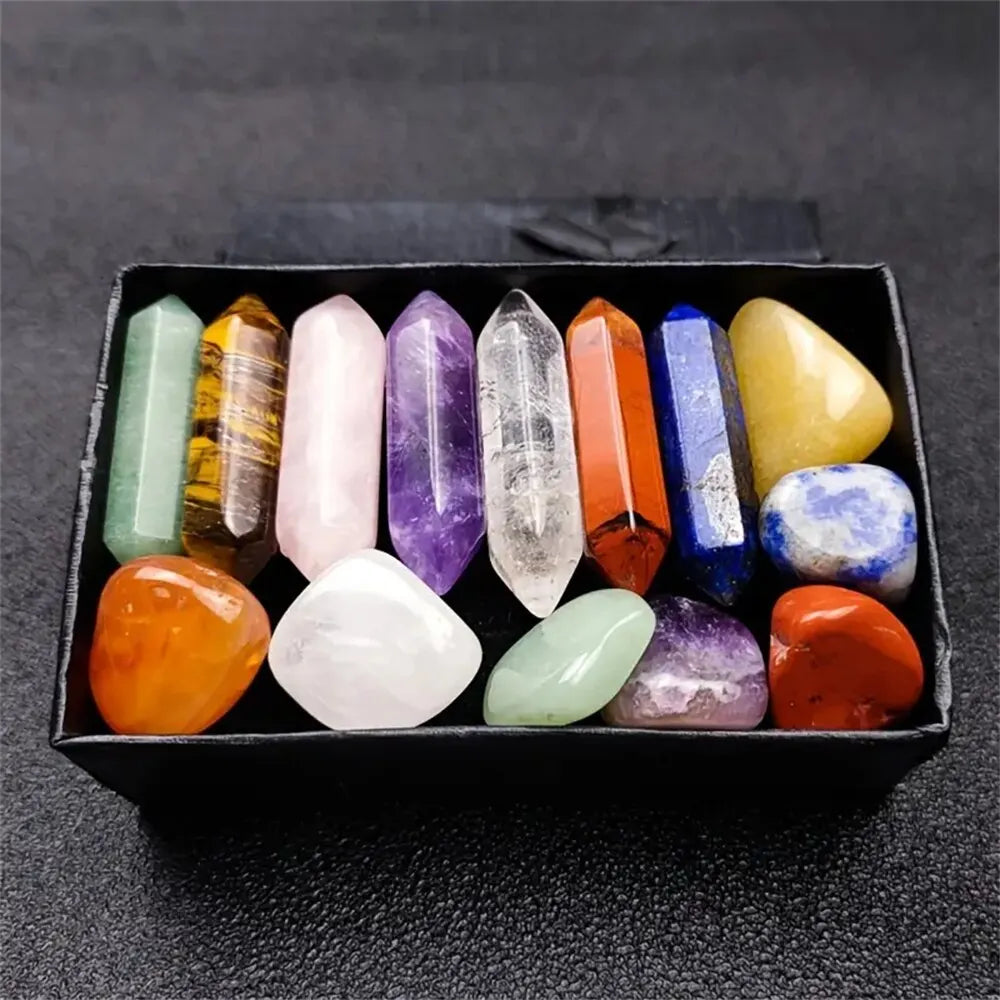 Caja con puntas y piedras rodadas de colores de los siete chakras
